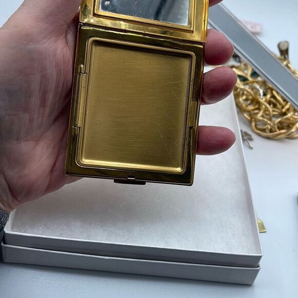 Vintage brass makeup compact by Cara Nome , Langlor’s Inc. - Picture 7 of 10